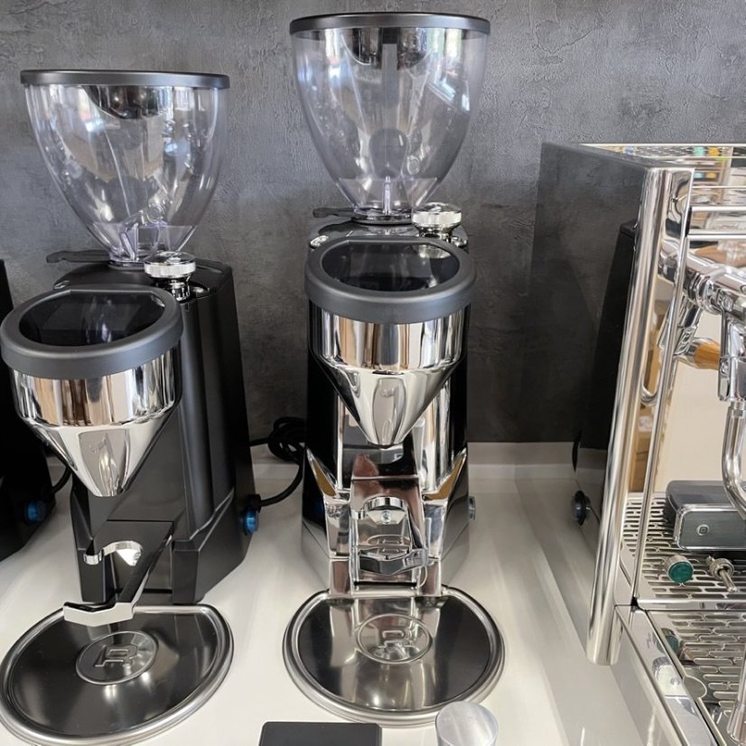 Silver Rocket Espresso SUPER FAUSTO coffee grinder with a hopper capacity of 600 grams.