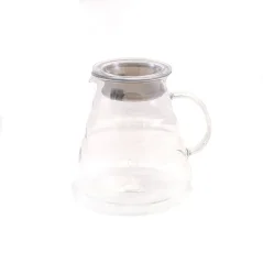 Carafe en verre Hario pour V60 d'une capacité de 800 ml avec un insert en caoutchouc spécial sur un fond blanc. Carafe en verre Hario pour V60 d'une capacité de 800 ml avec un insert en caoutchouc spécial sur un fond blanc.