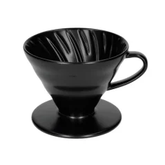 Blick auf die Vorderseite des schwarzen Hario V60-02 Drippers.