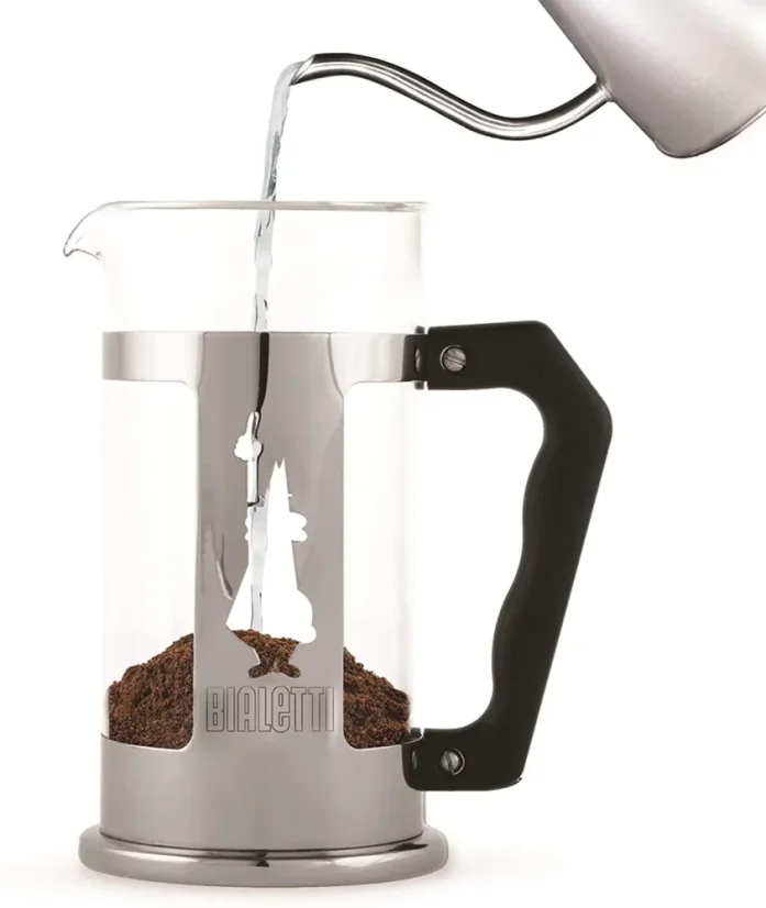 Druhý krok pri príprave kávy v Bialetti French Pressu Preziosa, teda naliatie horúcej vody.