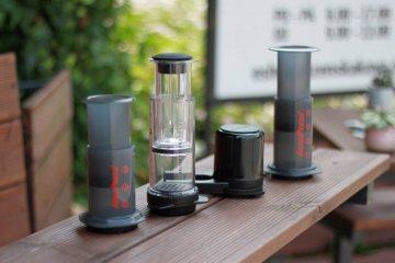 AeroPress vs. Delter Coffee Press vs. Twist Press: Verglach vun Alternativen