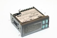 Thermoregulator IR33 mat donkelem Plastikskierper, engem Display, Knäpp a Montagesteckverbinder uewen Thermoregulator IR33 mat donkelem Plastikskierper, engem Display, Knäpp a Montagesteckverbinder uewen
