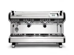 Čierny kávovar Nuova Simonelli Aurelia UX s displejom.