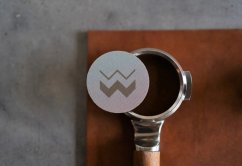 Edelstahl Puck Screen mit einem Durchmesser von 58 mm verbessert die Espressoextraktion, indem er das Wasser gleichmäßig über das Kaffeemehl verteilt.