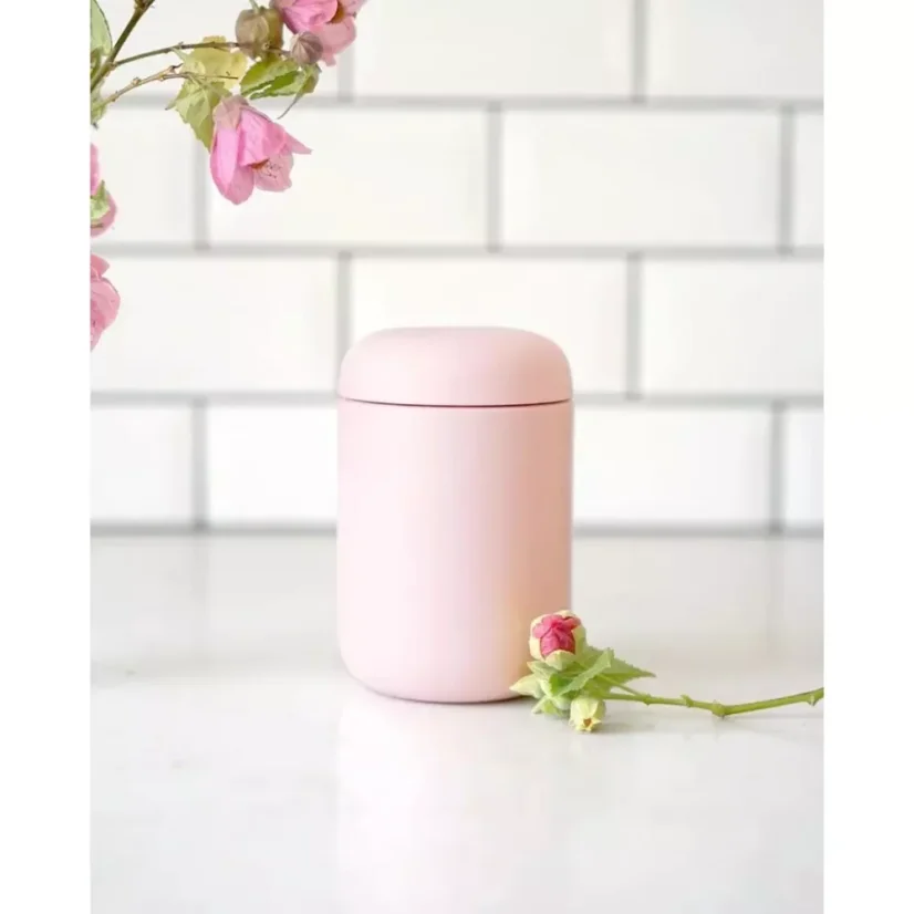 El vaso térmico Fellow Carter Everywhere Mug en color rosa claro con una capacidad de 473 ml es la opción ideal para todos los amantes del café en movimiento.
