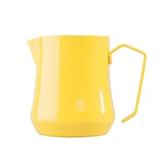Pichet jaune pour lait Motta Tulip d'une capacité de 500 ml, fabriqué en acier inoxydable. Pichet jaune pour lait Motta Tulip d'une capacité de 500 ml, fabriqué en acier inoxydable.