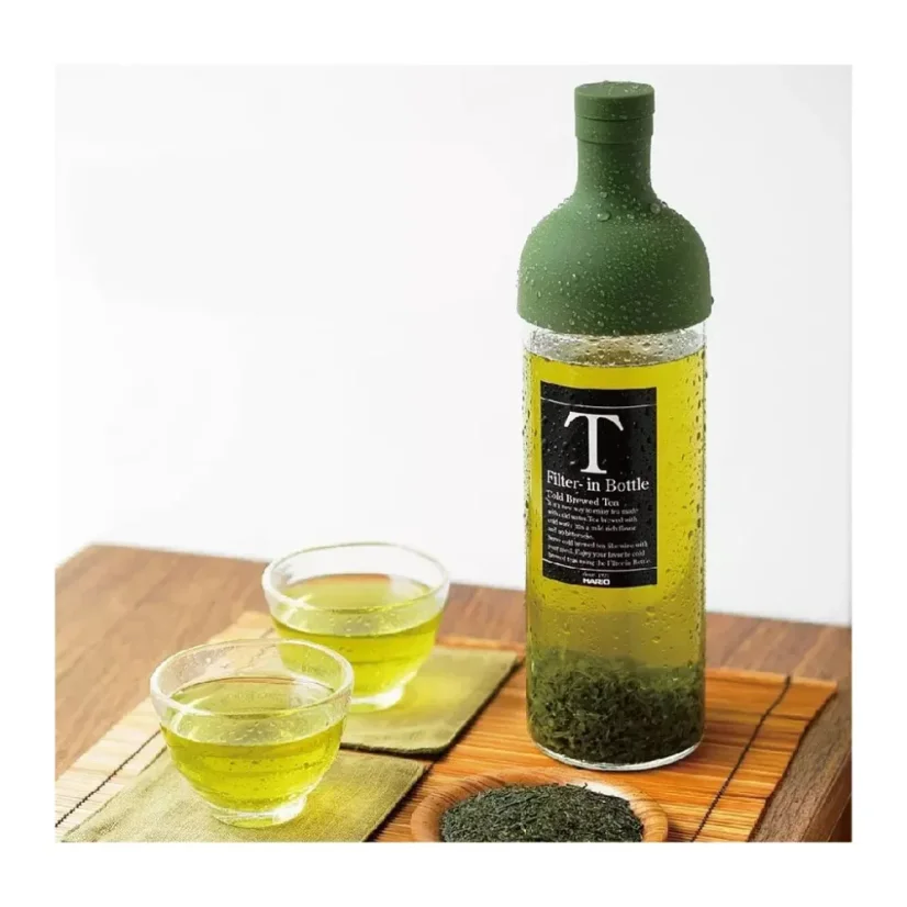 La bouteille à thé glacé verte est un récipient pratique fabriqué en plastique, idéal pour préparer un cold brew rafraîchissant.