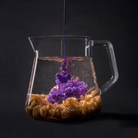 Konvička na kávu Fellow Mighty Small Glass Carafe o objeme 500 ml, vyrobená z číreho skla.