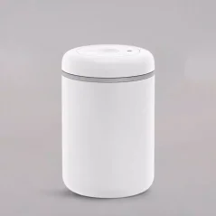 Biała próżniowa przechowalnia na kawę o pojemności 1200 ml idealnie nadaje się do przechowywania do 450 g świeżej kawy. Biała próżniowa przechowalnia na kawę o pojemności 1200 ml idealnie nadaje się do przechowywania do 450 g świeżej kawy.