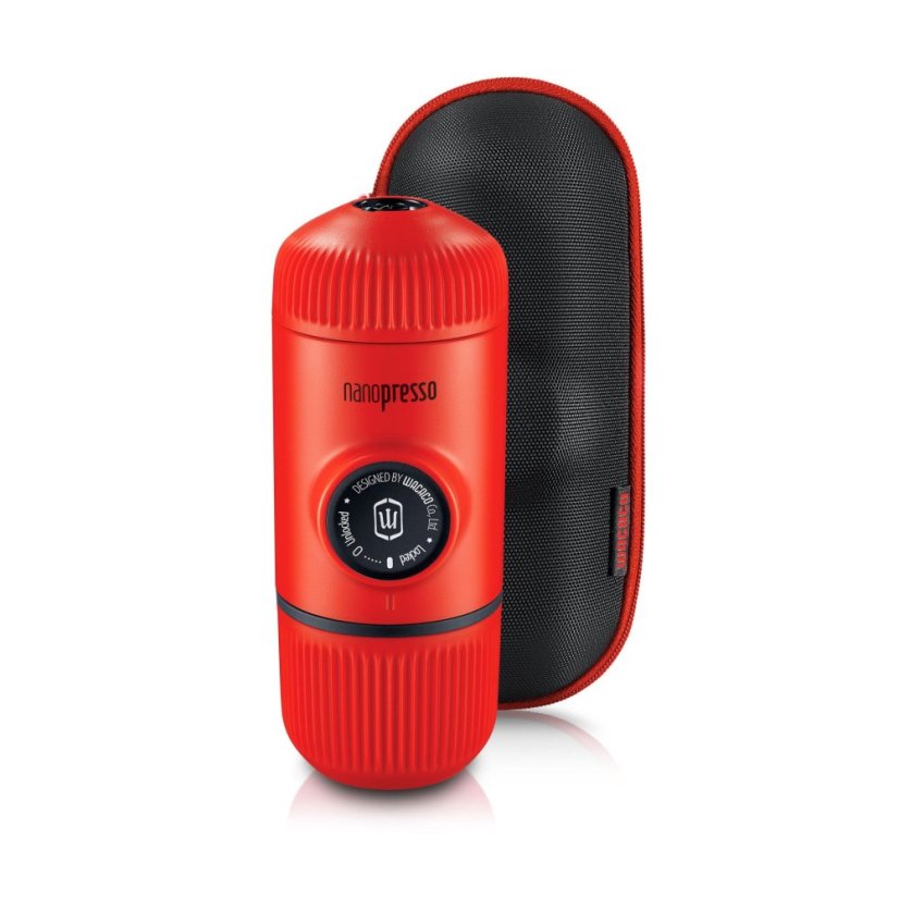 Wacaco Nanopresso v červenej farbe s pevným obalom.