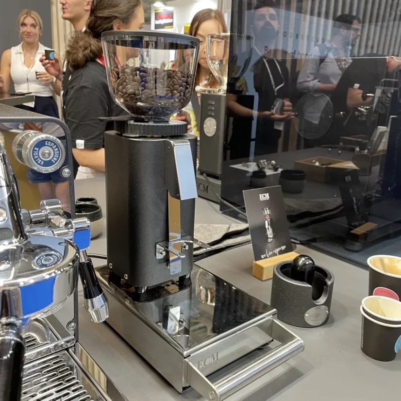 Espressomühle ECM C-Manuale 54 in Anthrazitfarbe mit flachen Mahlscheiben für perfektes Kaffeemahlen.