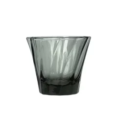 Espresso negro en vaso de vidrio Loveramics Twisted de 70 ml, fabricado de vidrio.