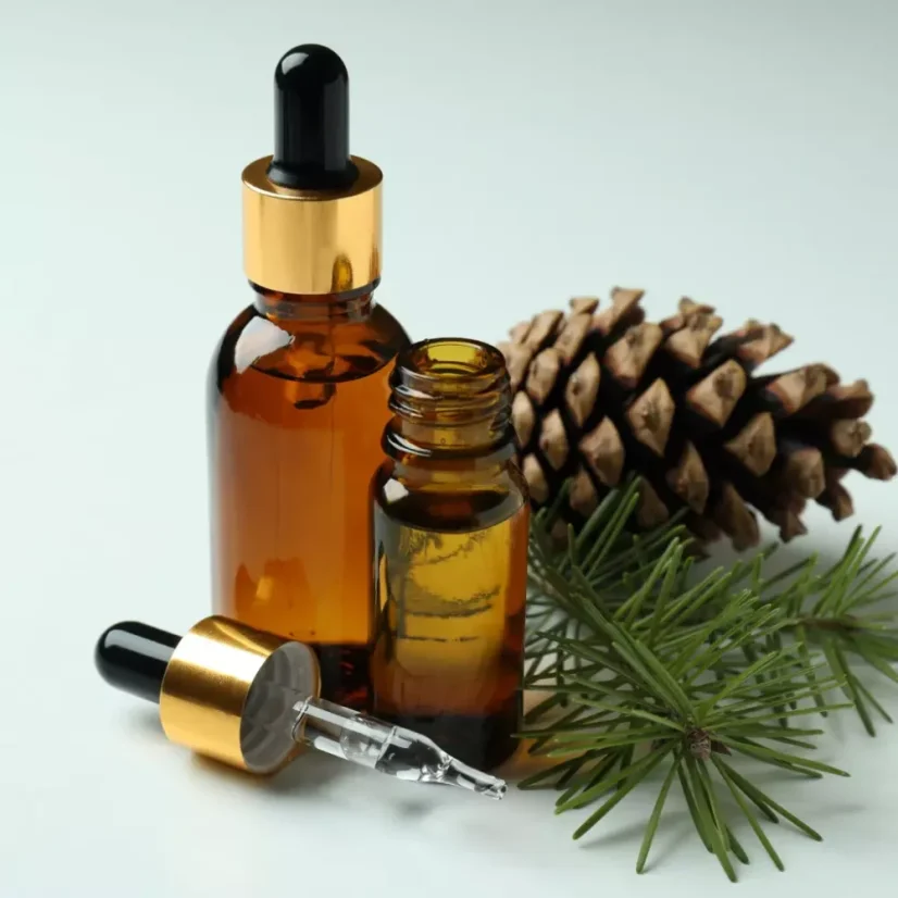 Huile essentielle BIO de pin est 100 % naturelle, certifiée BIO, idéale pour l'aromathérapie et la relaxation.