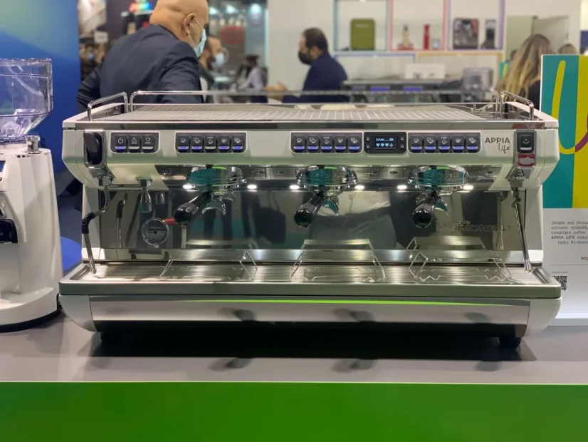 Profesionálny pákový kávovar Nuova Simonelli Appia Life XT 3GR v čiernej farbe s rotačným čerpadlom, ideálny pre kaviarne a reštaurácie.