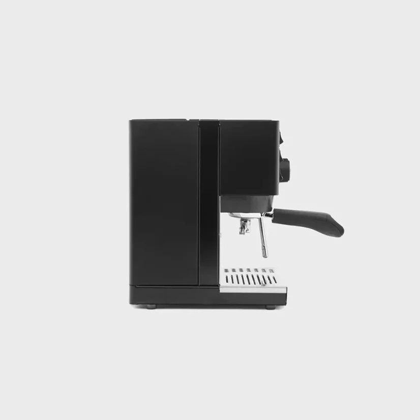 Pákový kávovar Rancilio Silvia E v elegantnej čiernej farbe s vodnou nádržkou, ideálny pre domáce použitie.