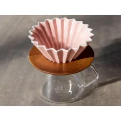 A rózsaszín origami dripper M egy elegáns kávéfőző, amely lehetővé teszi akár 4 csésze ízletes kávé elkészítését.