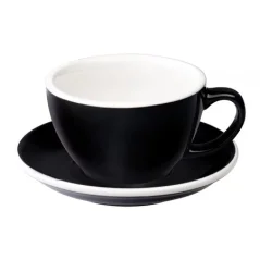 Tasse et soucoupe en porcelaine noire pour café latte de Loveramics d'une contenance de 300 ml. Tasse et soucoupe en porcelaine noire pour café latte de Loveramics d'une contenance de 300 ml.
