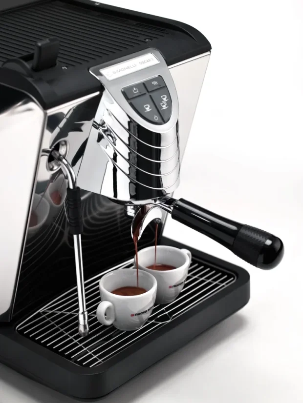 Home espresso machine Nuova Simonelli Oscar II in black, ideal for preparing warm milk.