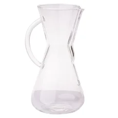 Sklenený Chemex s rukoväťou pre ľahkú manipuláciu, ideálny pre prípravu filtrovanej kávy.