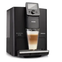 Cafetera automática Nivona NICR 820 que permite la preparación de leche caliente.