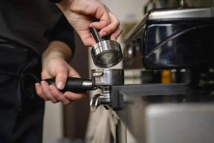 Detail des Idroprep Tampers bei der Kaffeezubereitung.