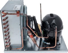 Kondensatiounseenheet mat Lamellentauscher, Ventilator a schwaarzem Kompressor op enger Metallbasis