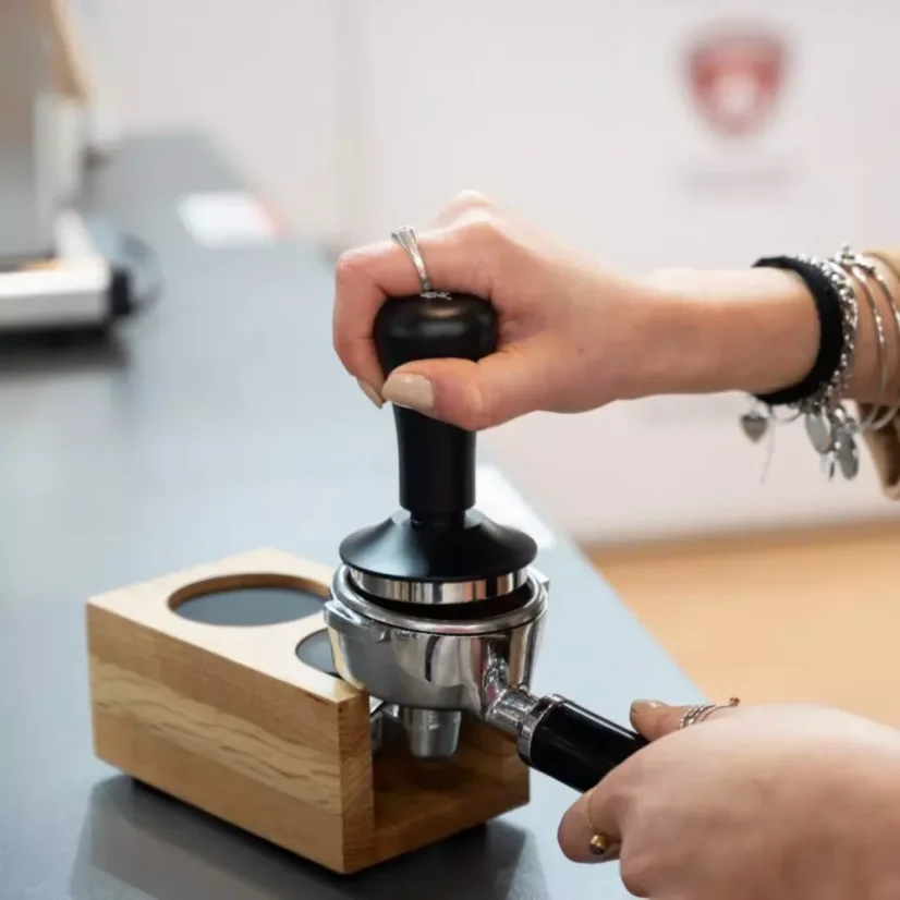 Eureka flat tamper with pressure regulation. Diameter 58.35 mm in black finish.