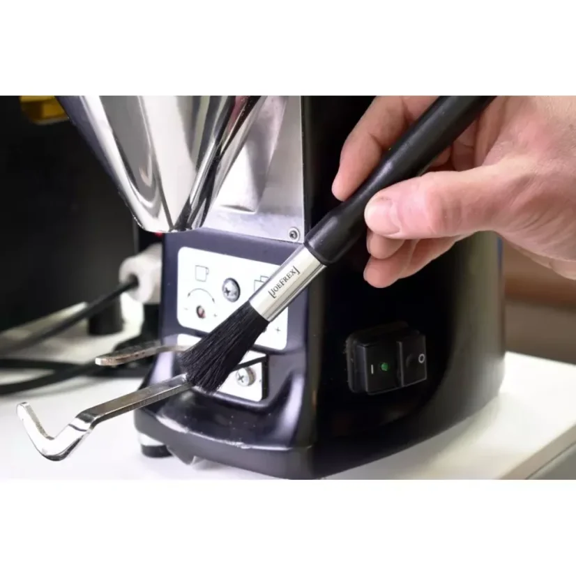 Kartáč na čistenie kávovaru JoeFrex Grinderbrush, ideálny na udržanie kávovaru v perfektnom stave.