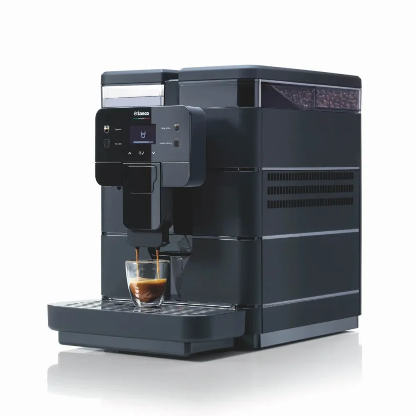 Automatický kávovar Saeco Royal Black s integrovaným mlynčekom na kávu pre čerstvo mletú kávu priamo doma.