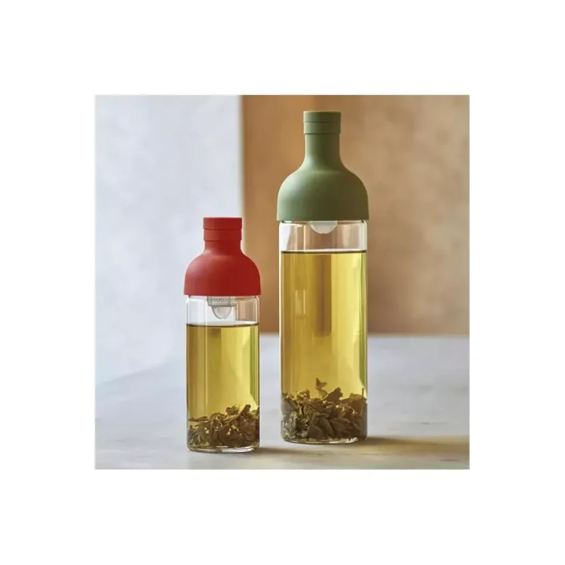 Bouteille à thé Hario Cold Brew Filter-In de 750 ml en rouge est le choix idéal pour préparer un thé glacé rafraîchissant, fabriquée en silicone de haute qualité.