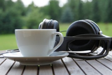 Firwat schmaacht Kaffi besser op enger roueger Plaz? [Studien]