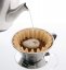 Verter el agua para el café en el filtro de papel y gotero Kalita Wave 185.