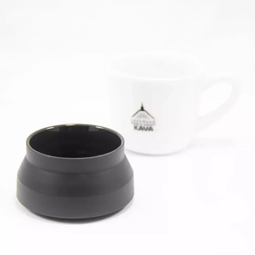 Couverture de la gourde Kinto Travel Tumbler Khaki 350ml avec une tasse en arrière-plan.