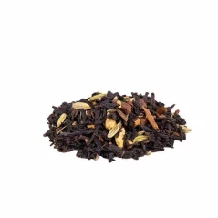 Mélange de thé noir Chai sur fond blanc, vue latérale. Mélange de thé noir Chai sur fond blanc, vue latérale.