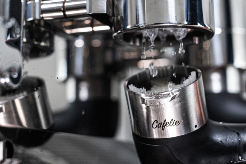 A kávéfőző fej vízzel történő átöblítése és a Cafelier tisztítása.