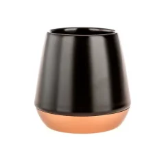 Čierny porcelánový hrnček Fellow Joey Mug Black s objemom 240 ml, ideálny pre filtrovanú kávu.