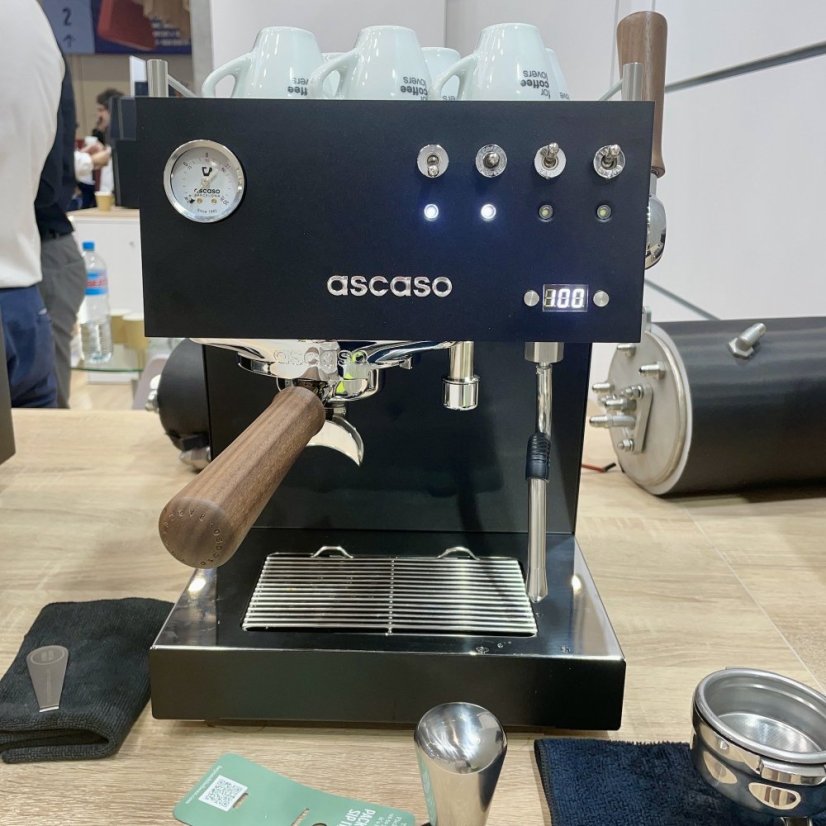 Domáci pákový kávovar Ascaso Steel DUO PID v čiernom prevedení s drevenými prvkami, vyrobený z nehrdzavejúcej ocele.
