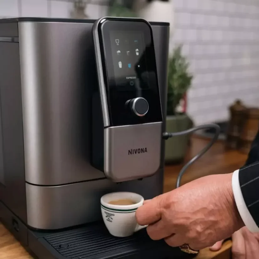 Automatický kávovar Nivona NIVO 8103 v elegantnej matnej čiernej a titánovej farbe umožňuje prípravu dvoch mliečnych nápojov naraz, čo ocení každý milovník kávy.