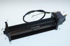 Tangential-Ventilator mat engem laangen zylindreschem Schaufelrotor an engem Konnektor um engen Enn.
