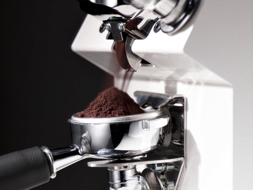 Portafilter from the coffee machine with coffee grinder distribution Mythos One