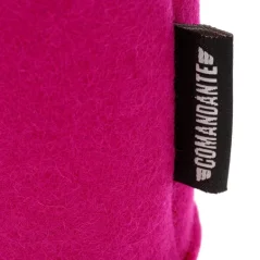 Różowe filcowe etui Comandante C40 Felt Sleeve Fuchsia, przeznaczone do ochrony ręcznych młynków do kawy marki Comandante.