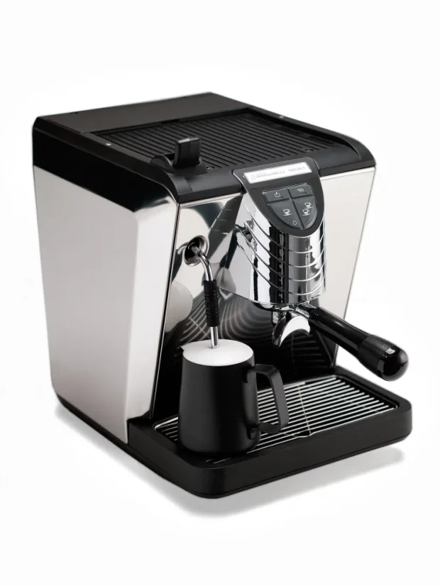 Kafijas automāts Nuova Simonelli Oscar II eleganti melnā krāsā ir ideāls izvēle gardas Caffè Latte pagatavošanai mājās.