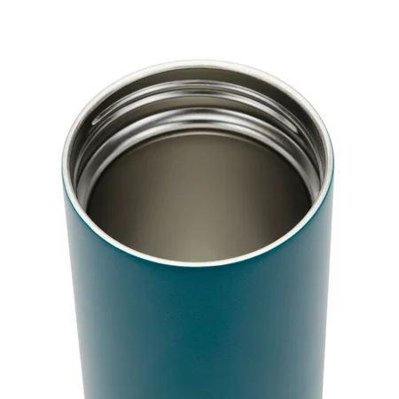 Farbenfrohe Thermosflasche MiiR Wide Mouth Bottle Prismatic mit einem Volumen von 590 ml, ideal für die Aufbewahrung von Getränken auf Reisen.