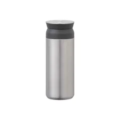 Graue Kinto Thermoflasche mit einem Volumen von 500 ml auf weißem Hintergrund.