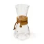 Chemex en verre avec une tête allongée, poignée en bois et lanière en cuir.