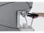 Der eingesetzte Siebträger mit Tassen an der Kaffeemaschine Aurelia UX.