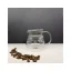 Hario V60 Range Server met een inhoud van 360 ml is een elegante glazen koffiekan die uitblinkt door zijn stijlvolle ontwerp en materiaalkwaliteit.