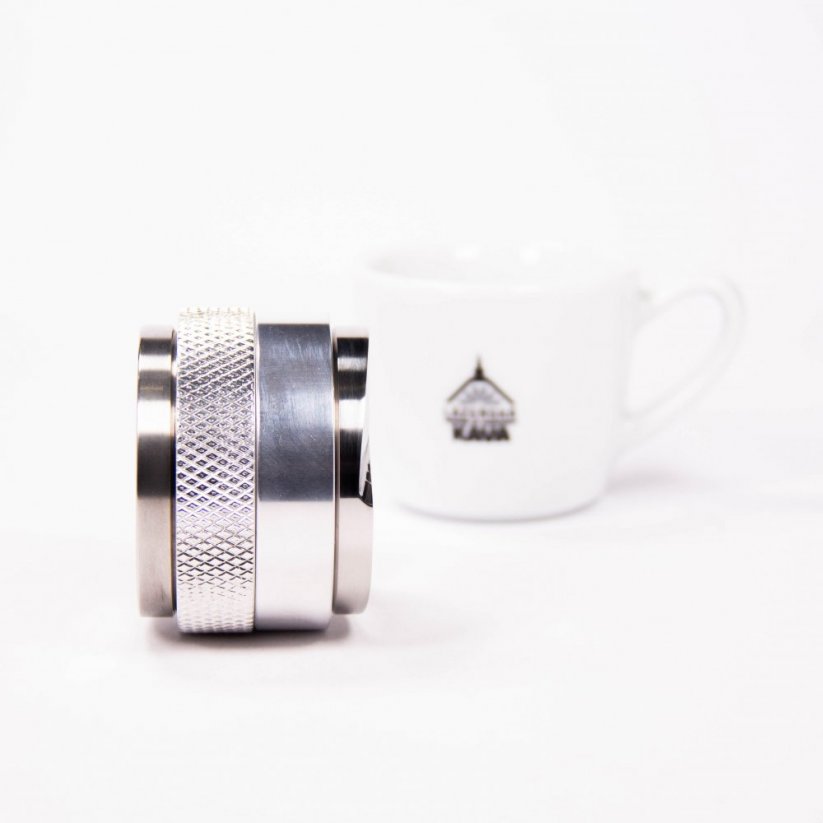 Detalle enRocket Espresso distribuidor y tamper 58mm plata con spa café.