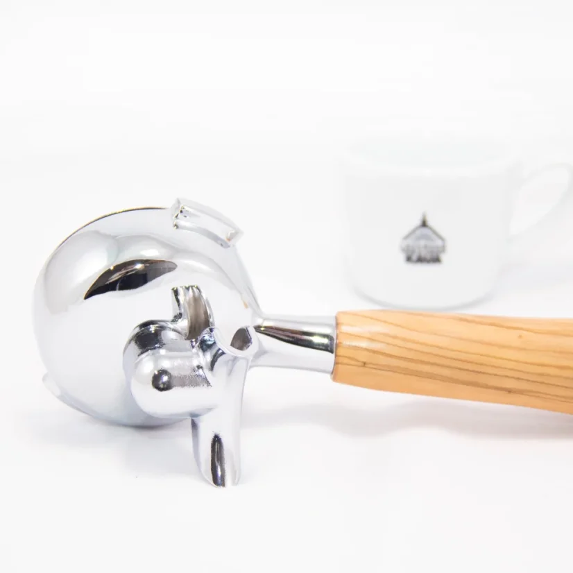 Porte-filtre double Heavy Tamper avec un diamètre de 58 mm et une poignée en bois d'érable de couleur marron.