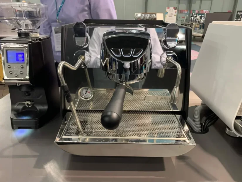 Profesionálny pákový kávovar Victoria Arduino Eagle One Prima Black, ktorý umožňuje prípravu teplého mlieka.